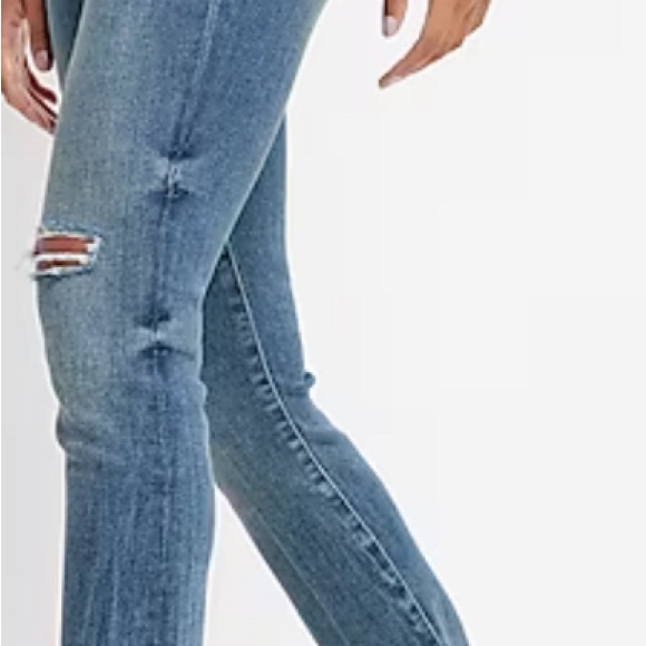 Express Mid Rise Medium Wash Ripped Skyscraper Jeans NWT - Picture 2 of 11